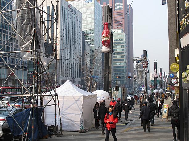 今年はここ、江南大路でもカウントダウンイベントがあるみたい。スピーカーなど設置工事中。<br>んん？去年は見なかった巨大な球体がずら～っとあるぞ。