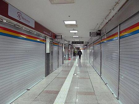 東大門駅の地下商店街は休業。