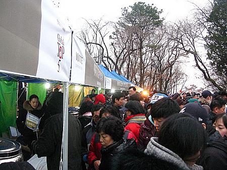 温かいお茶やお餅を無料で配るテントもありましたが、人が多すぎて大変な混雑！