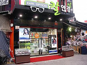 眼鏡店、海苔屋、コスメショップなど・・・開いているお店はこんなカンジ。