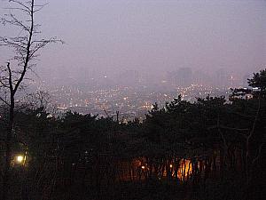 まだ明けきらない元日のソウルの街。