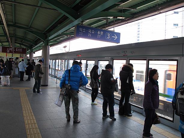 ソウル市内の地下鉄の中で何箇所かある、「地上駅」だからですね～。ホームドアはあるものの、上はあいてるので外同然。<br>冷え冷え…。どうりでみんな、ホームに降りたくないわけだ。