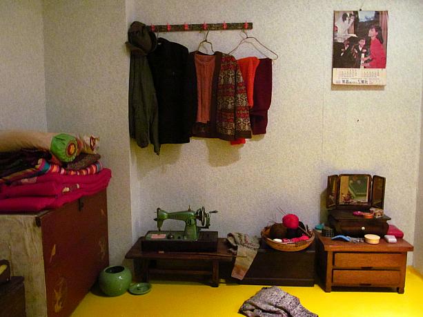 こちらでは１９７０年代の一般家庭を再現！<br>ミシンやカレンダーなど、小物まで細やかに再現されてますね～！