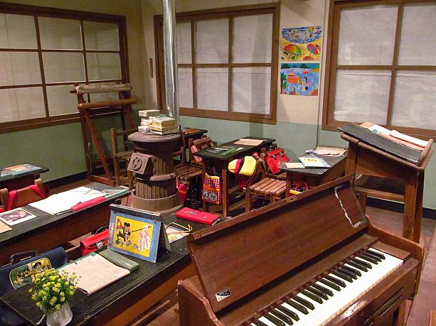 小学校では、ストーブの上でお弁当を温めてる～！！<br>