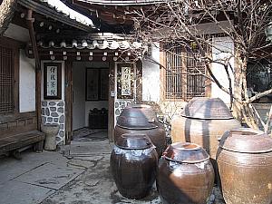 庭付きギャラリー付きの老舗「耕仁美術館伝統茶院」はすっかり有名ですね。