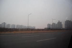 ホームCC周辺は建設中のアパート群、韓国産自動車や輸入車の集まるPDIセンター、工場などが隣接する開発エリア