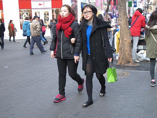 カップルだけじゃなく、友達同士でこうやって手を組んでる人も多いんですよ♪<br>韓国に旅行に来たら、友達や恋人とペアルックを楽しんでみては！？^^