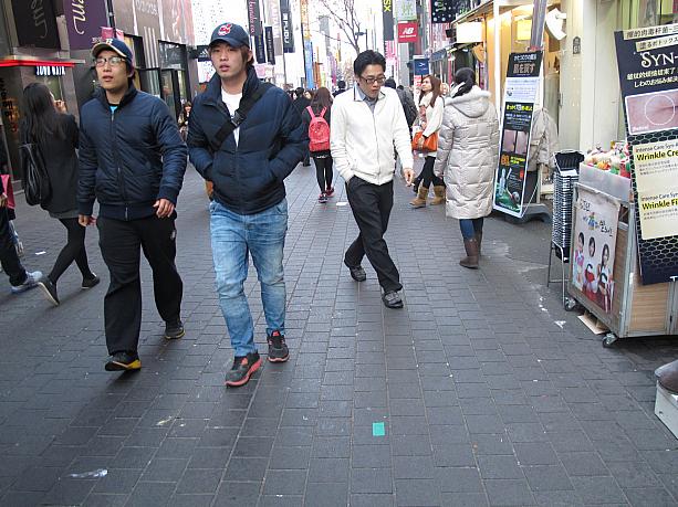 この男性２人組は、偶然アウターの色と形がかぶった感じ？キャップまで^^