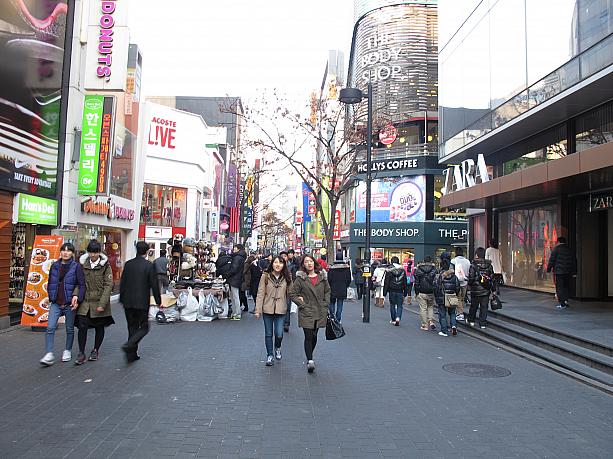 寒い氷点下の日が続いていたソウルも今日は８度！みんなちょっと薄着かな！？平日なのでいつもより人は少なめですね～。