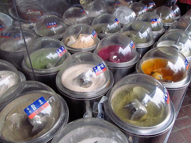 これは豆や海藻などを粉にしたもの。水で割って飲んだり、パックとしても使える優れもの！