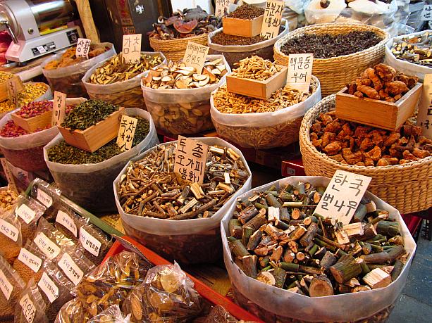 木や花びらも煎じてお茶としていただきます～
