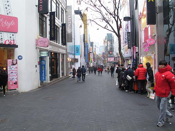 ランチタイムは人が少なかった明洞。これから賑わうのかな？日曜からは、再び寒波の予報です。旅行を計画中のみなさん、やっぱり防寒具は手抜かりなく～！