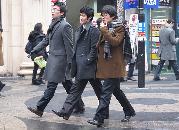 お三方も足並みそろえてランチへ？コートの前をあけて歩ける余裕も、ポグナン天気だからこそ。
