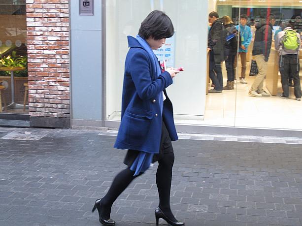 青の濃淡がステキなお姉さん。軽く羽織ってる感じですね。