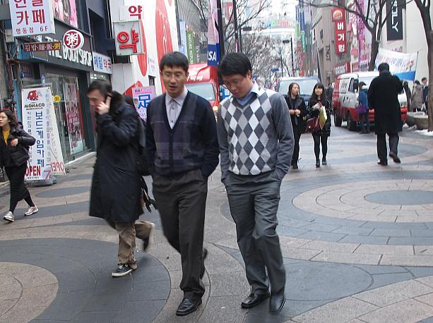 風もないので街歩きも楽しめる感じ。明洞のみんな、どんな服を着てるかな？<br>わっ上着ナシのビジネスマン！それはさすがに寒いんじゃぁ？！