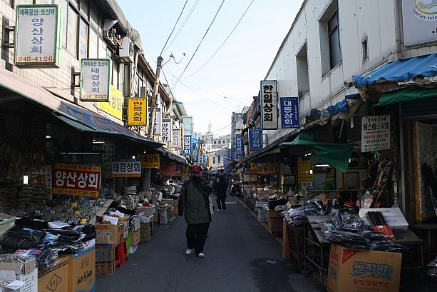 乾物市場に到着。