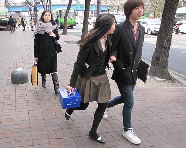 道行く人の装いも、ちょっとだけ軽やかになったみたい。女子高生は、卒業祝いのケーキをもらったのかな～？
