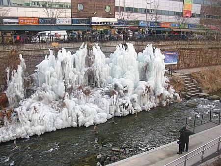 清渓川の氷のオブジェも、少しずつ溶け始めています。