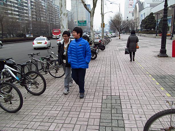 冬休みということもあってか、ロッテワールド、百貨店、ロッテマートなどが集まる蚕室（チャムシル）には、子供の姿も。