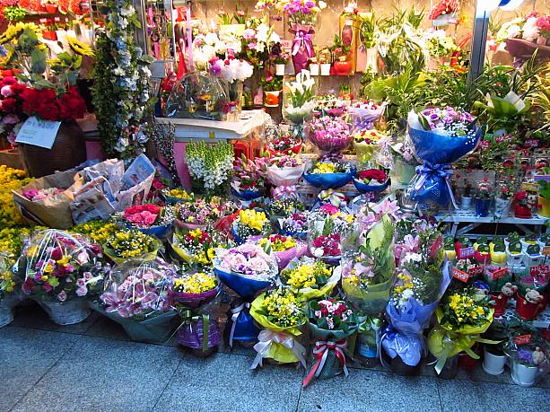 卒業式シーズンということで商店街の花屋さんでもたくさんの花束がありました。