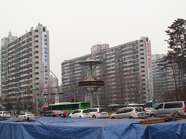 横の団地、最上階から大きな垂れ幕が～！左は反対運動、右は再開発促進の訴え。住民運動も繰り広げられているみたい。