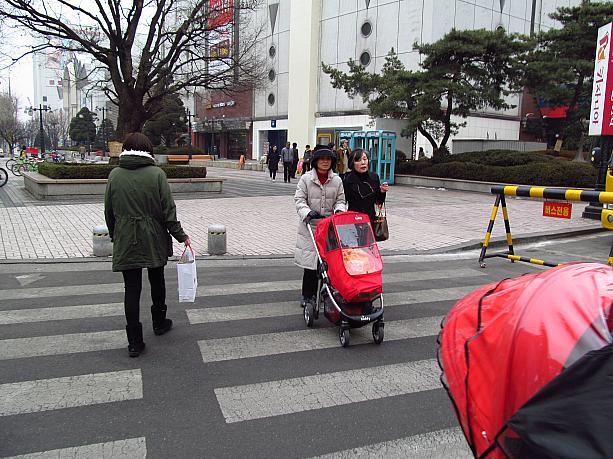 今日のソウルの気温は5℃。少し暖かくなって、子供を連れで散歩している人もちらほら。
