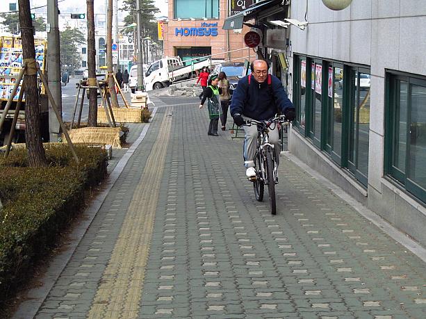 自転車で移動する人も増えてきました。
