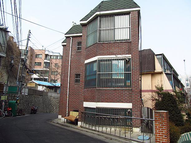 日本では少ない半地下の部屋も、お手頃な価格で学生を中心に人気なんだとか。