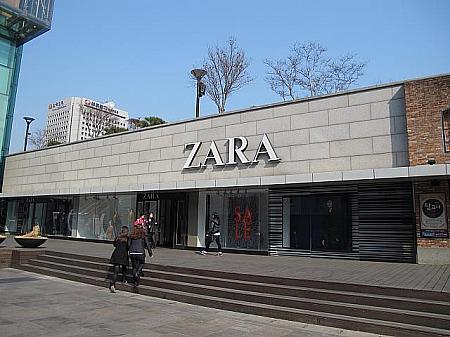 ファッションショップ「ZARA」。広いお店です。