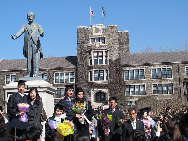こちらは大学創始者の銅像前。たくさんの人がこちらで写真をパチリ。<br>以上、延世大学前よりお伝えしました。卒業生のみなさん、本当におめでとうございます！