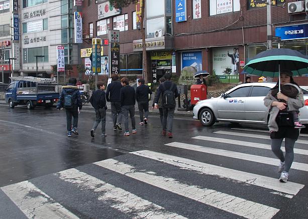 仲間たちと絡まりながら歩く新高校生は、ノレバン（カラオケ）へ吸い込まれて行きました～！<br>あいにくのお天気だったけれど、みんな雨なんて気にしない、元気ハツラツ～！入学おめでとう！