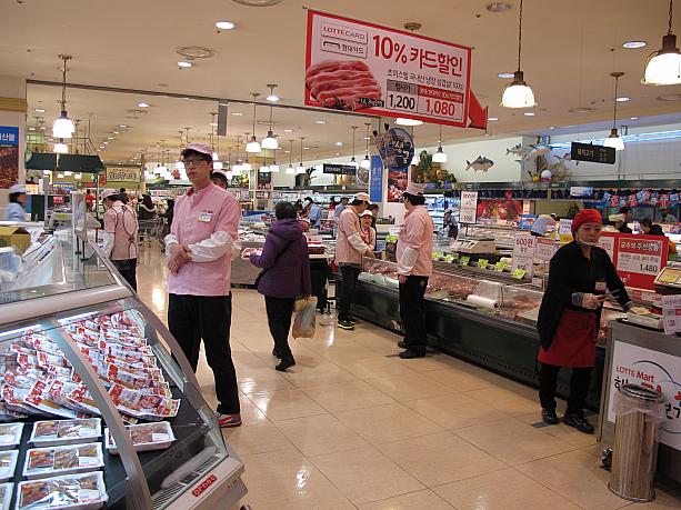 ソウル駅のロッテマートをのぞきにいきましたが、豚肉コーナーには若い店員さんがズラリ。総力挙げてサムギョッサルをPRしてました。