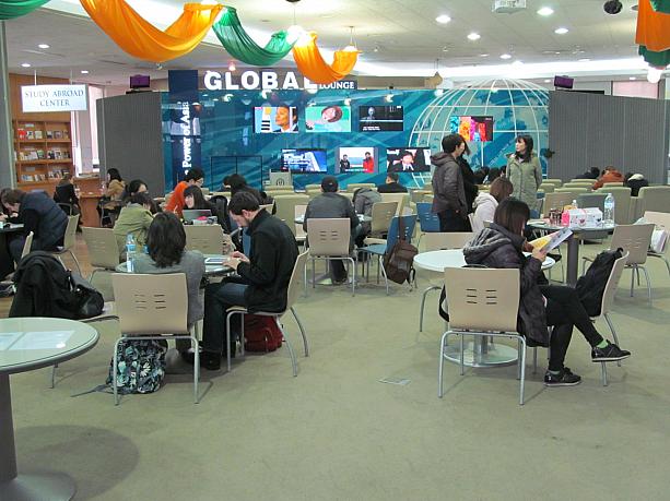 「３月１１日」、日本から離れていても何かせずにはいられない。韓国でもいくつかの震災関連の行事が行われています。<br>こちらは、延世大学のグローバルラウンジ。