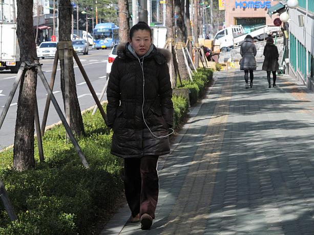 花冷えを、韓国語では「コッセムチュイ」と言います。これは花が咲くのを妬むかのように、<br>春に向かう中で一時的に寒さが戻り、冷え込むことを表す韓国ならではの表現。