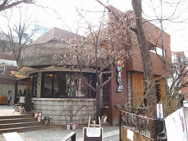 みなさんこのカフェ、見覚えありますか？そうです、ユンウネとコンユが出演したドラマ「コーヒープリンス１号店」の撮影で使われたカフェ。店内には出演者のサインや写真も飾られています！