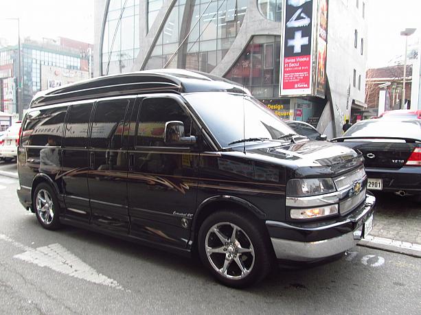 おや？バンだ！これって、芸能人がよく乗ってる車なんですよね。周辺を見回してみたけど芸能人らしき人は見当たらず…残念＞＜でも今日はこんなバンを３台も見かけました～。