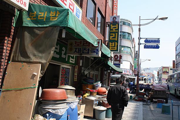 新東亜市場の前にボリパッのお店が数件あります！