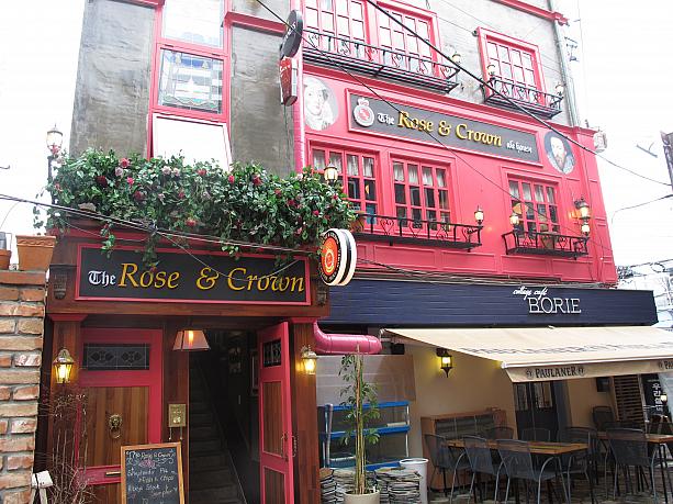 お店の入口にあるバラも素敵ですね。