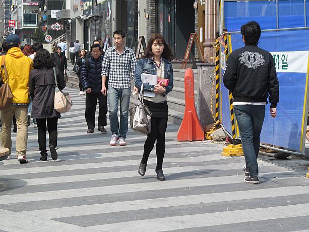 お昼時ともあり、江南駅周辺には人がいっぱい