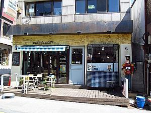 「CAFÉ GONDRY」（右）軽食も取れる穏やかな雰囲気のカフェ。