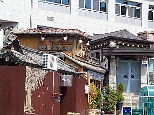 「味所シゴルパッサン」は健在。昔ながらの雰囲気の韓国料理屋さんです。