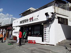 軽く韓国料理を食べたいならこちら、「三清洞カルグッス」（右）。