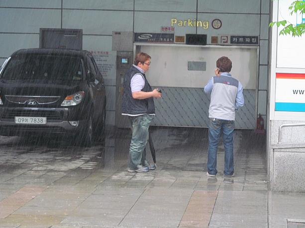 雨の勢いがすごくて、雨やどりしている人たちも。