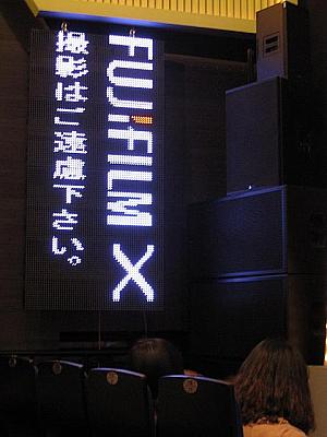 舞台の両サイドには日本語字幕サービスも。