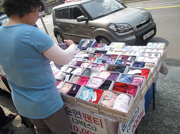 ある屋台では下着やカップルパンツを売っていました。そうだっ！父母にカップルパンツをプレゼントするってゆー手もアリかも！？そういえば、お父さん向けのプレゼントがあまり無いような…。