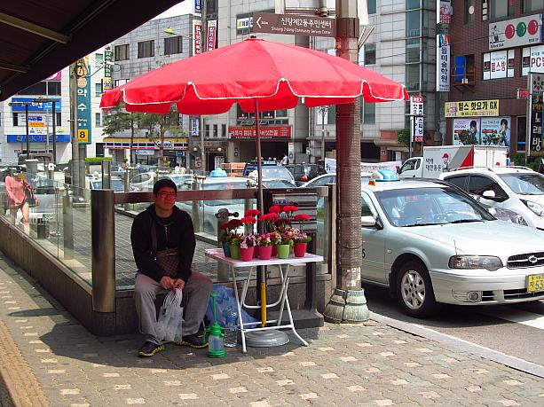 いつもはホドゥクァジャなどが売られている場所ですが、今日は真っ赤なカーネーションが売っていました^^