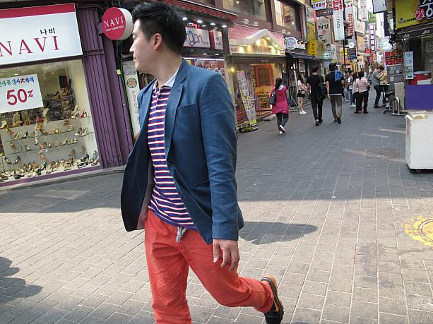濃いピンク色のパンツが目立っていたこの男性。ボーダーのポロシャツとのバランスがGOOD^^！