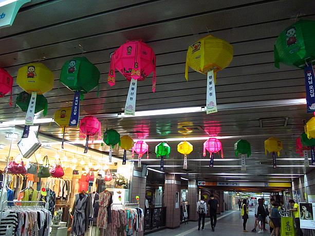 安国駅の地下鉄の中にも提灯を発見！他の駅には飾られていませんでしたが、やはり仏教曹渓宗の総本山「曹渓寺」（チョゲサ）の最寄の駅というだけあって、駅の中からお祝いムードが漂っています。