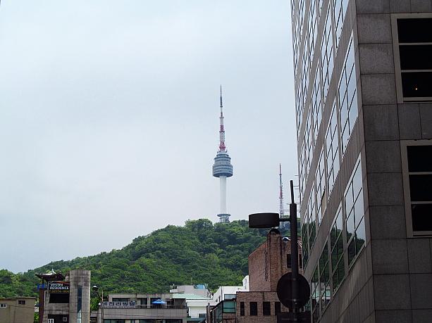 ビルの隙間に見えるソウルタワーもくっきり。昨日までひどかったスモッグが、雨で洗われたよう。紫外線は気になるけれど、外歩きはやっぱり晴れがいいですね。