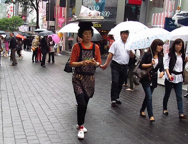 雨の日は配達（ペダル）も人気ですね～。配達アジュンマは注文の品を頭に載せて、傘代わり。・・・っていいのかなぁ＾＾；